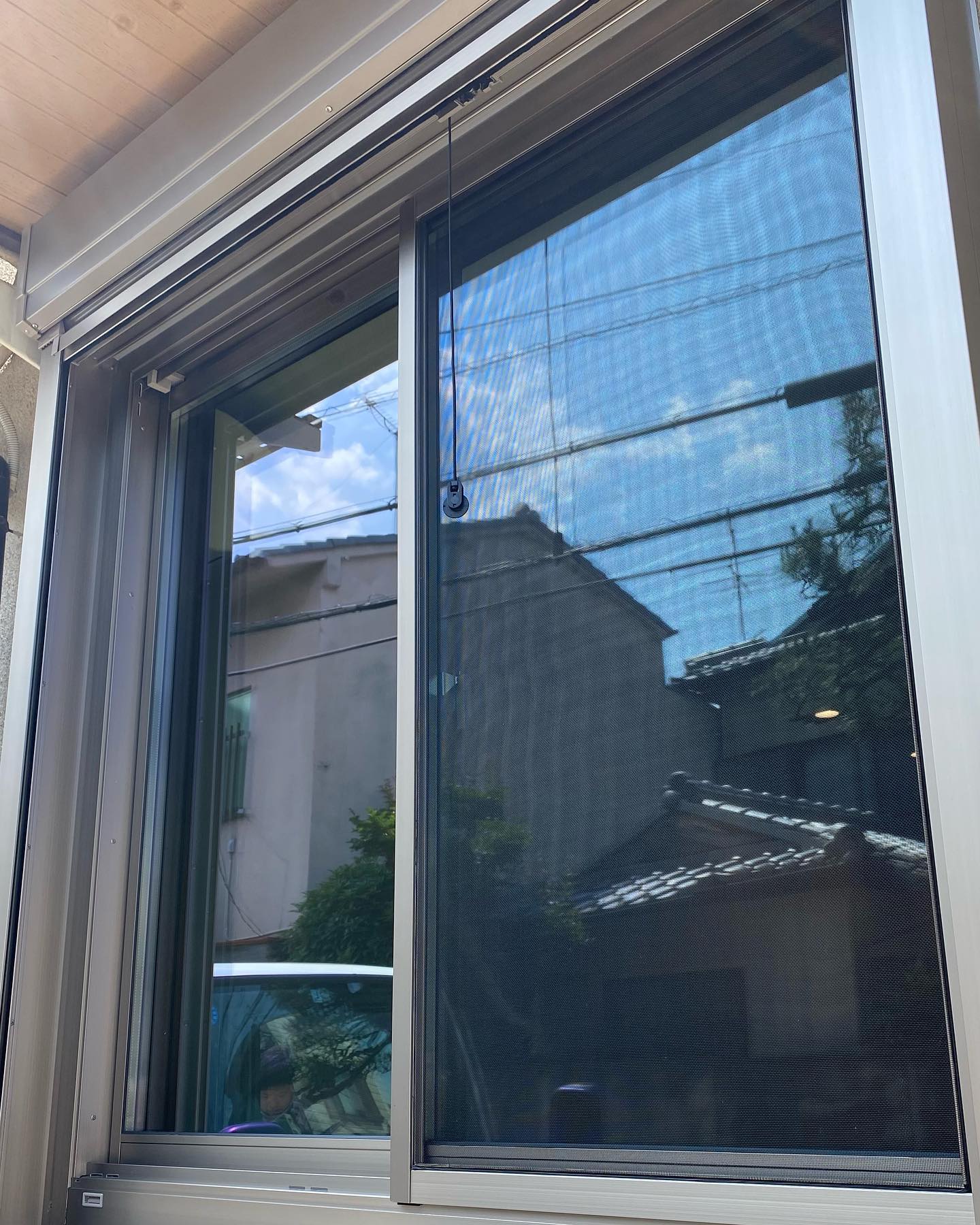 窓リフォーム現場完工です
リフォームシャッター付きです
断熱と遮音
暑くなってきました。外からの熱をカットすると同時にエアコンで冷やした空気を逃しません。
車道に面してますが音も随分入らなくなりました。
#マルワ
#リフォーム
#京都市左京区
#LIXIL
#リプラス
#複層ガラス
#半日で完成
#意外と工事時間短いんです